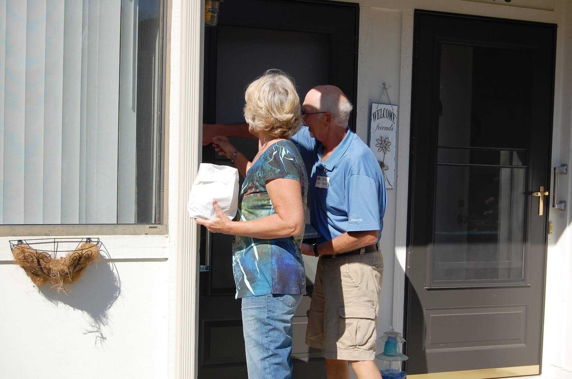 volunteers delivering meals to seniors at home